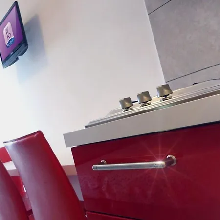 公寓 Bright With Outdoor Pool 比比翁