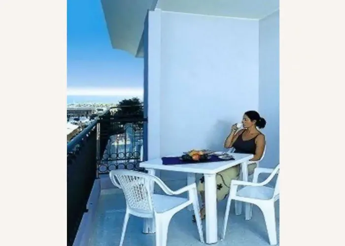 Bright With Outdoor Pool *