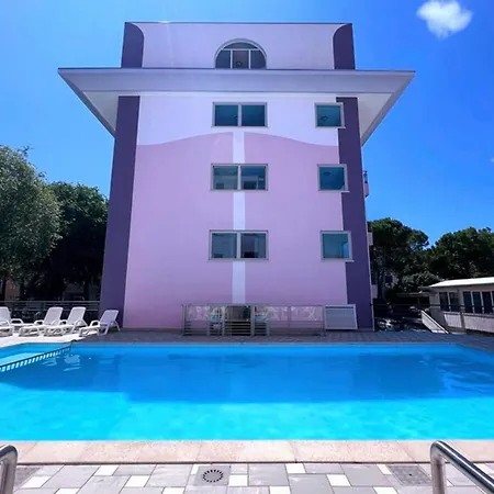 Apartman Bright With Outdoor Pool
